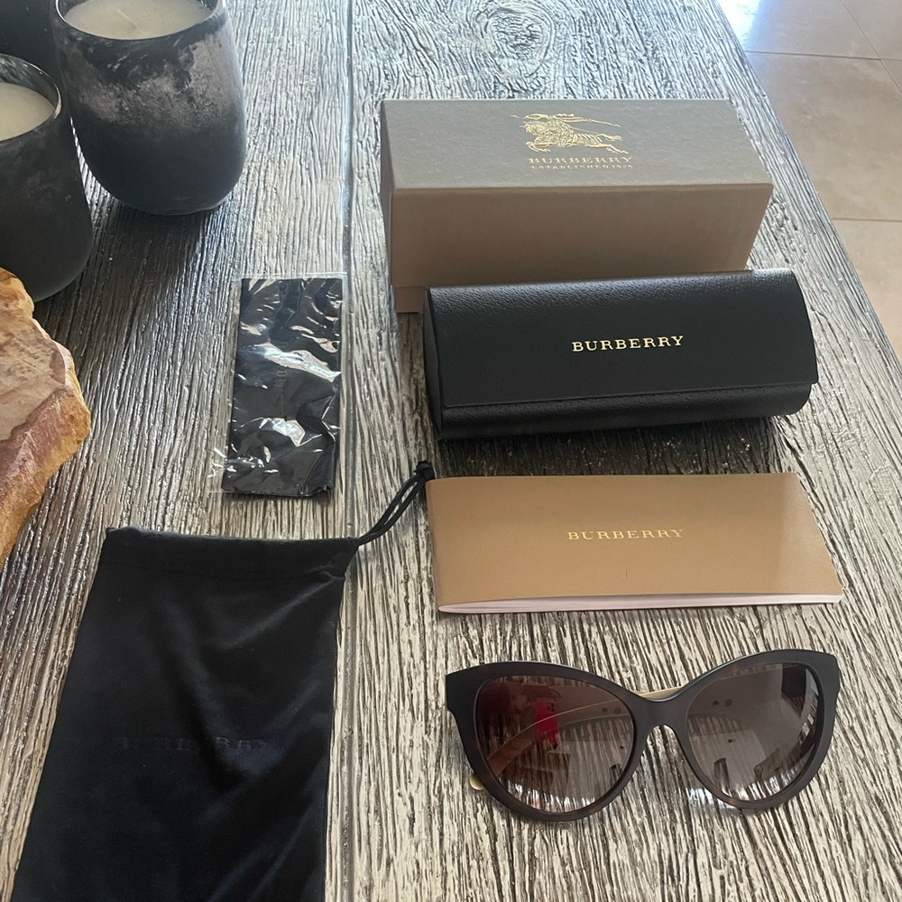 Beautiful authentic brown Burberry sunglasses